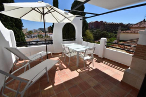 Modern Apt Walking distance to Shops and Beach